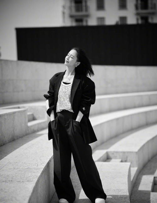 佟麗婭夏日短發(fā)隨拍 時尚活力與自信魅力盡顯